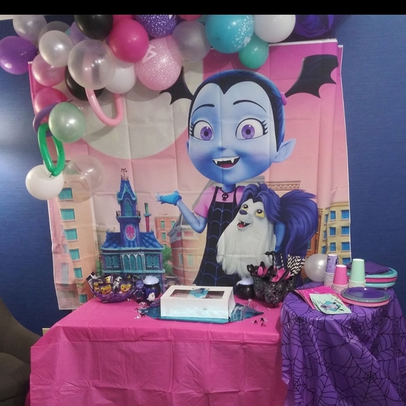 Vampirina Backdrop - Picture 1 of 1
